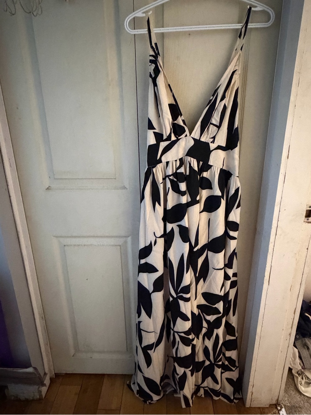 Black and White Leaf-Print Maxi Dress with V-Neck